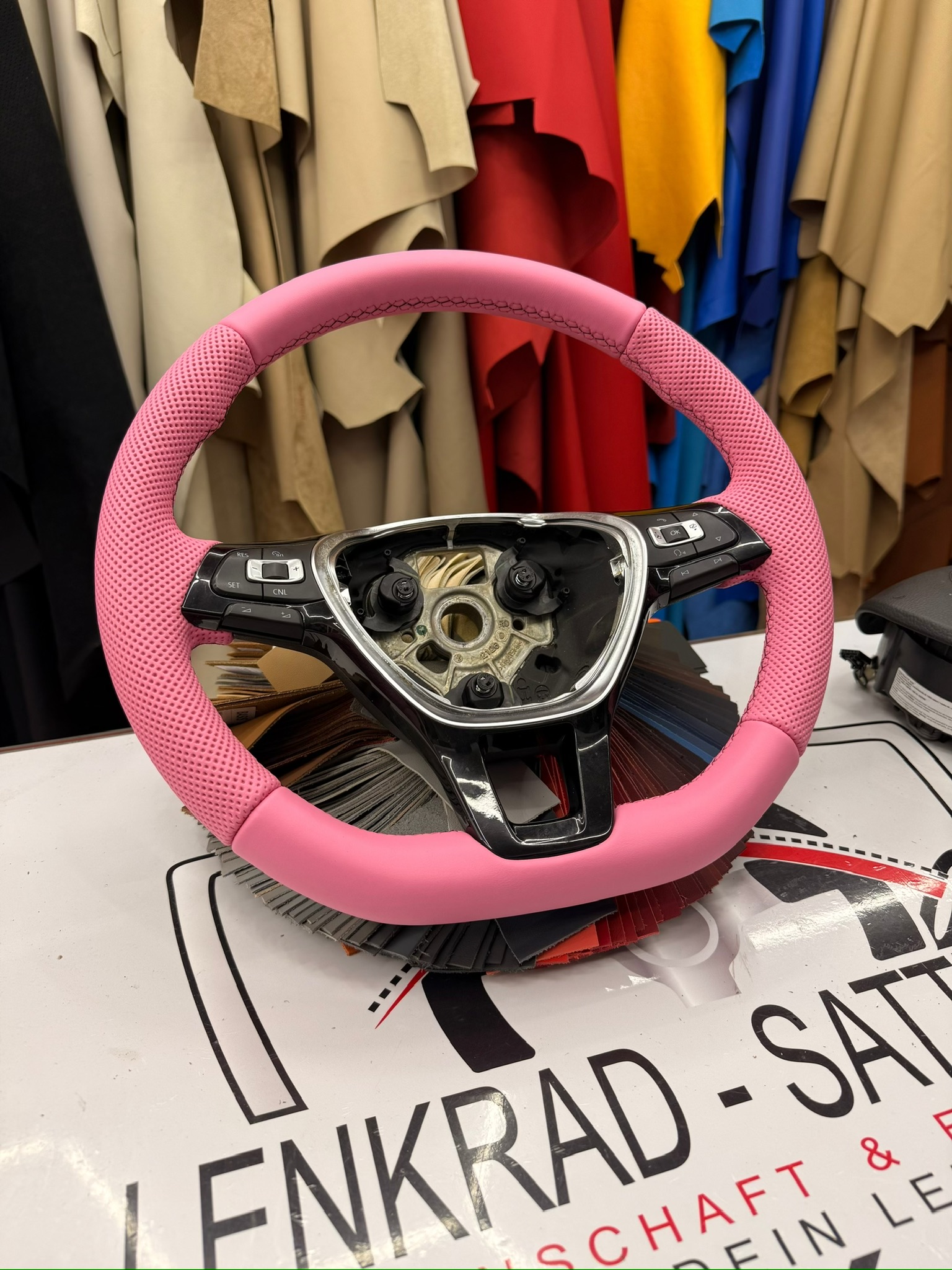 Bmw Lenkrad M560 bj 2018 pink gelocht